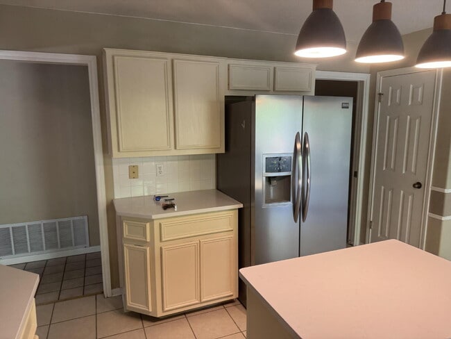 Building Photo - 120 Wind Ridge Dr