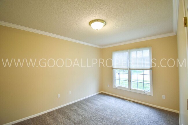 Building Photo - 4 Bedroom 2.5 Bathroom home in Urbandale
