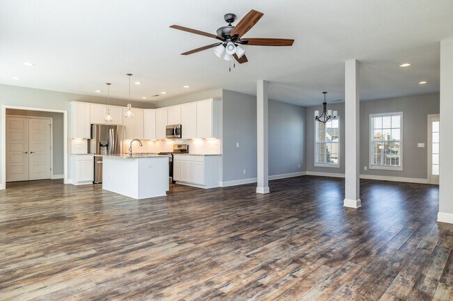 Building Photo - Maryville 37801 - 4 bedroom, 2.5 bath home...