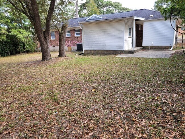 Building Photo - Gorgeous Fully Furnished 3 Bed/2 Bath Home...