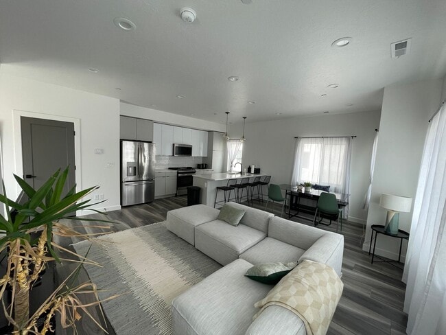 Building Photo - Stunning 2 Bed 2.5 Bath Townhome!