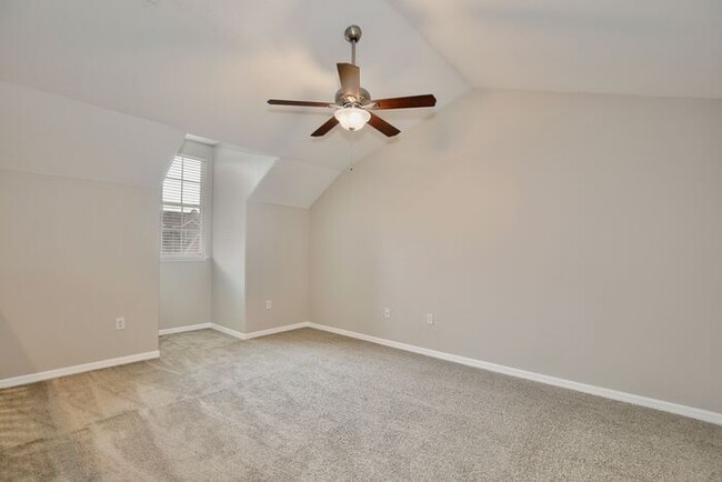 Building Photo - Charming 3/2.5 Spacious Townhome with a 2 ...