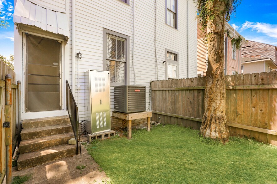 Building Photo - 1301 Constantinople St