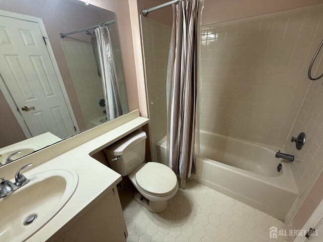 Building Photo - 125 Albury Way