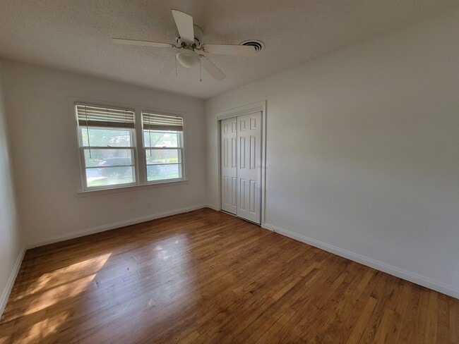 Building Photo - 2025 Mountainview Dr
