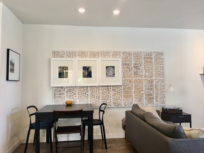 Building Photo - Stylish Townhome in Broadview