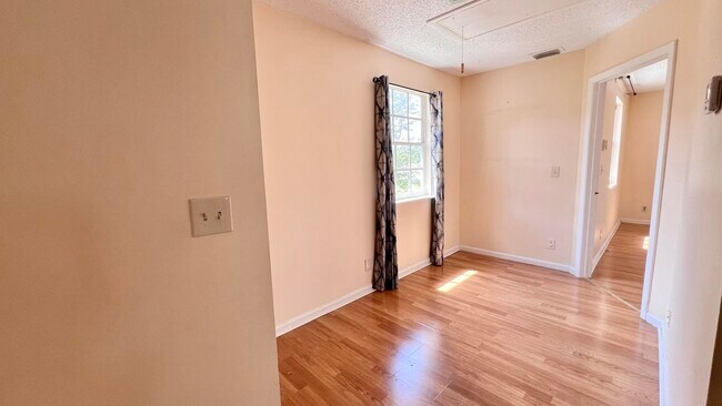 Building Photo - 13982 Morning Glory Dr