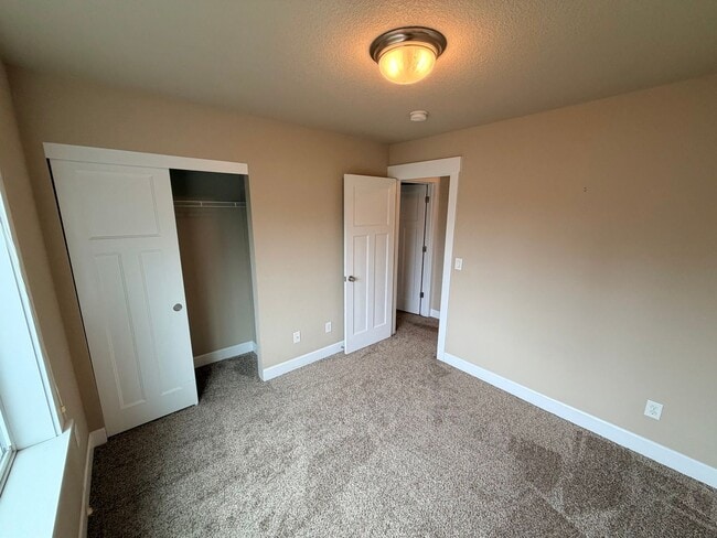 Building Photo - 4bed/2.5 Bath Craftsman in Kenton