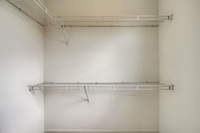 Building Photo - Beautiful 3 bedroom townhome in Central Pa...