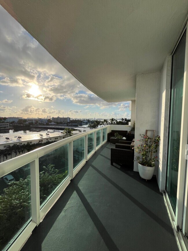 Building Photo - 7910 Harbor Island Dr