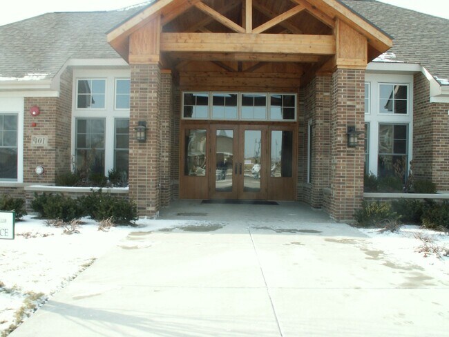 Building Photo - 512 Pineridge Dr N