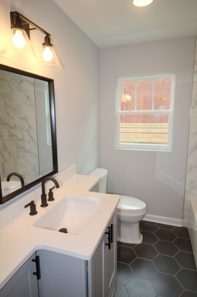 Building Photo - Beautiful 2 bedroom home in downtown Raleigh!