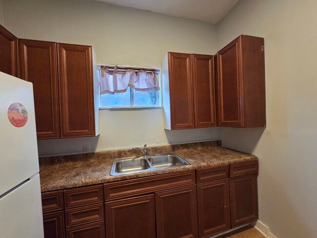 Building Photo - 993 Oakview St