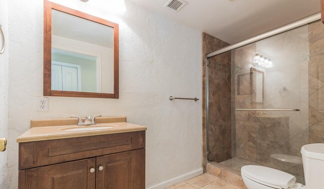 Building Photo - 410 E Waverly St