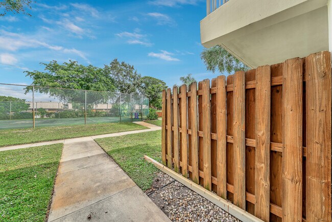 Building Photo - 3402 Gardens E Dr