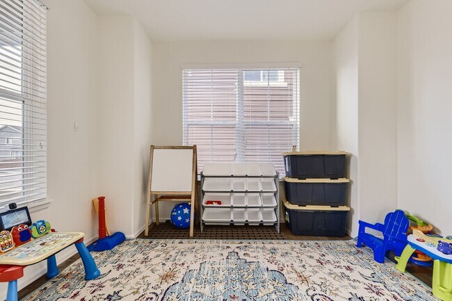 Building Photo - **** SPECIAL OFFER: 1 Month Rent FREE, if lease by July 1st week ****** Beautiful 4 bed, 4 bath h...