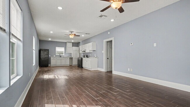 Building Photo - 12 E Homan Ave