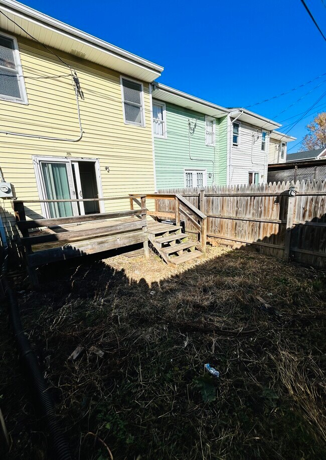 Fenced Yard - 508 Yorktowne Pl