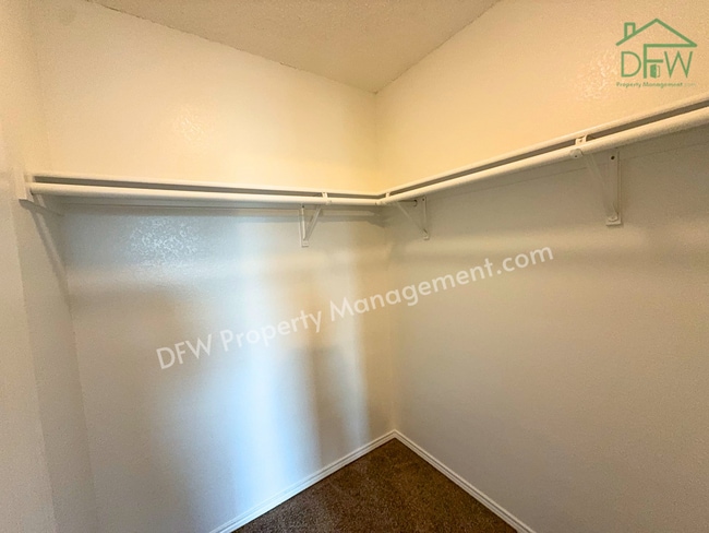 Building Photo - Spacious 4-Bedroom Home with Fireplace & Large Backyard in SW Fort Worth