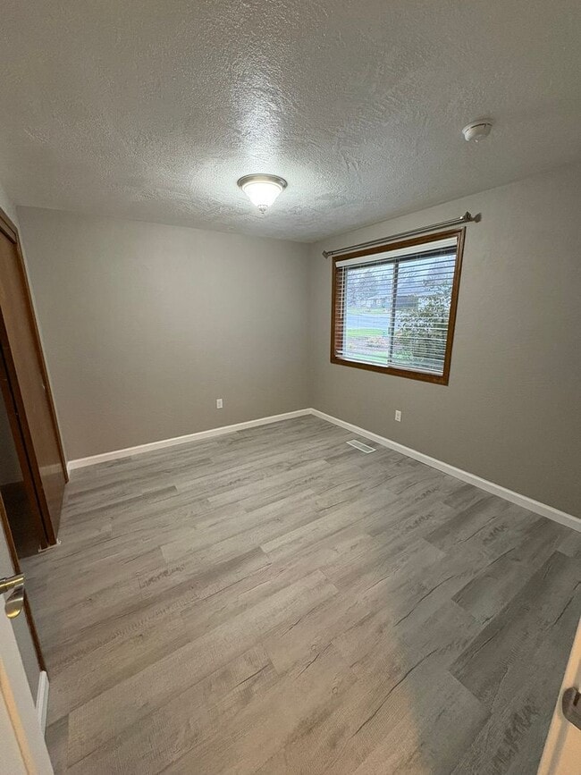 Building Photo - Beautifully Updated Single-Level Home with Fireplace & Garage