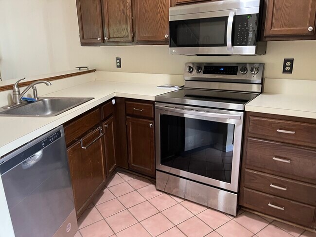 New kitchen appliances - 11251 Silentwood Ln