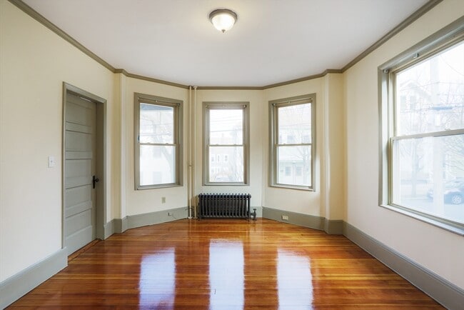 Building Photo - 31 Roslyn St