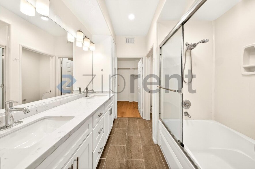 Building Photo - 13075 Pacific Promenade