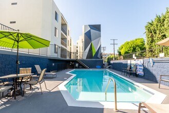 Building Photo - Kester Villas