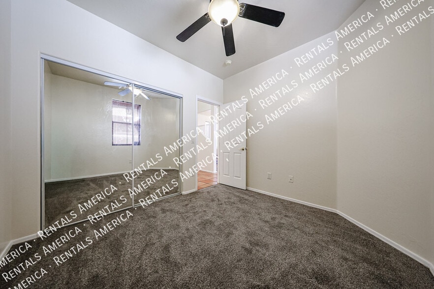 Building Photo - 528 W Mountain Sage Dr