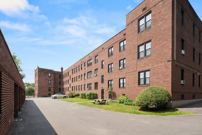 Building Photo - 684 Farmington Ave