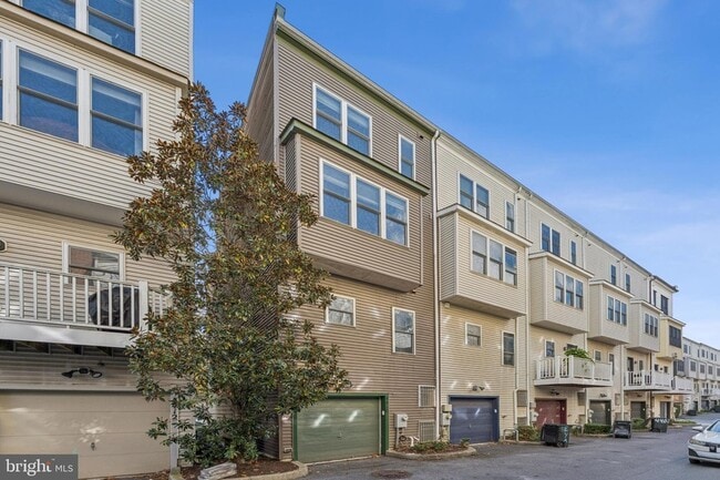 Building Photo - 4410 Longfellow St