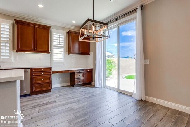 Building Photo - Beautiful 5Bdm 2.5Ba Home with Mountain Vi...