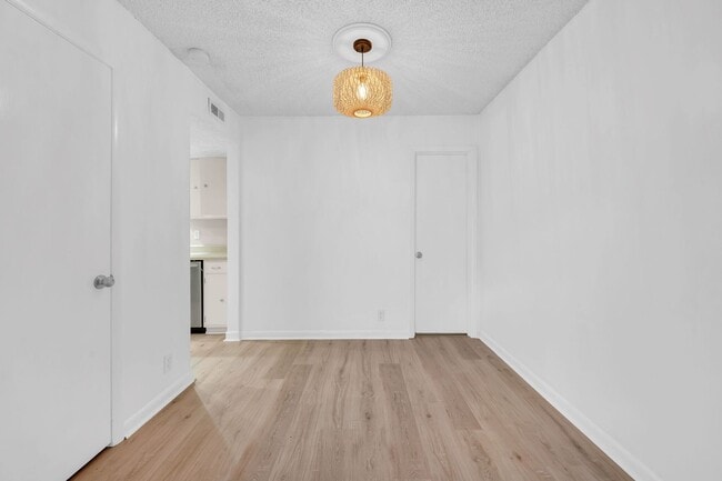 Building Photo - Great corner studio location in Belle Forest.
