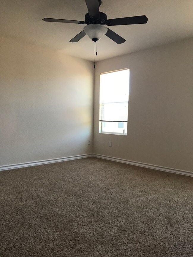 Building Photo - Town home for rent