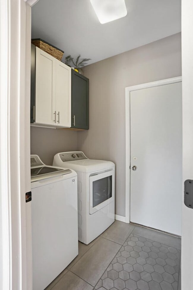Building Photo - New Rental! 3 Bed, 2 Bath, 2 Car Garage, F...