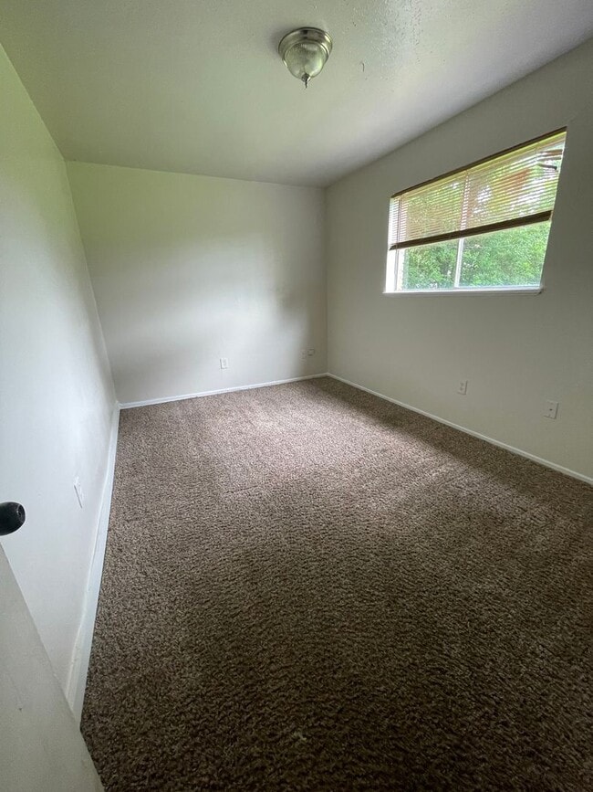 Building Photo - Large 4 Bed Home in West Shreveport