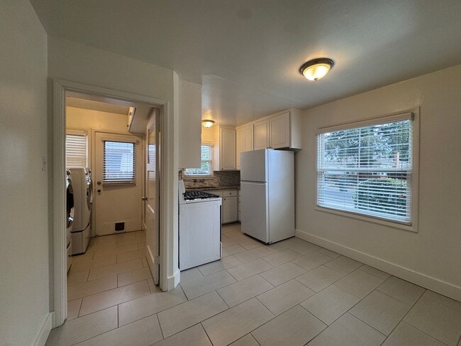 Building Photo - 562 Lagomarsino Way