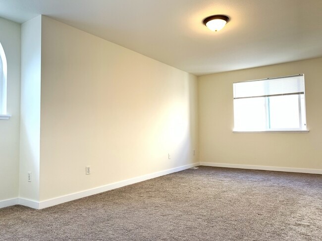 Building Photo - Bright and airy 4 bed!