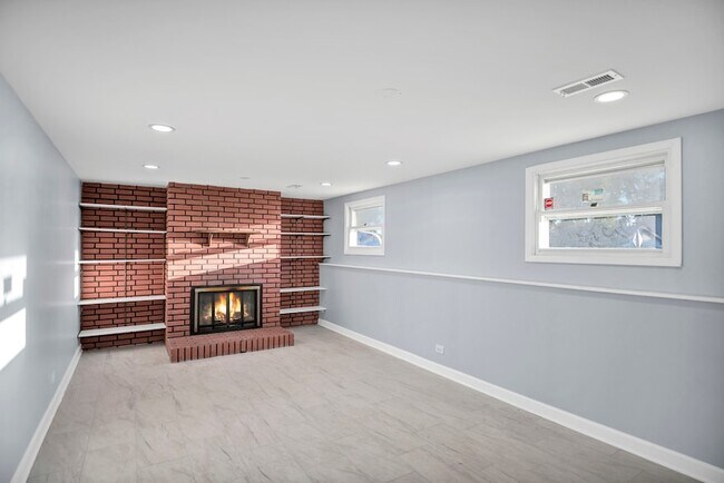 Building Photo - 7031 Glenwood Ln