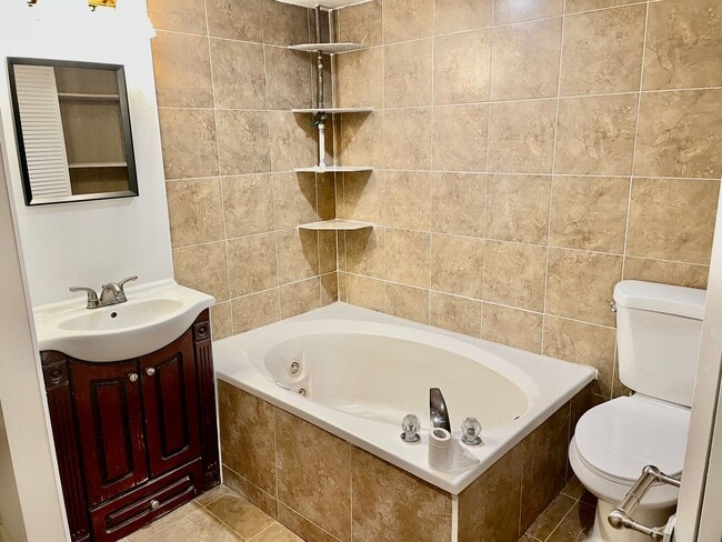 Building Photo - Fully Remodeled 3-BR, 3-BA Townhome with K...