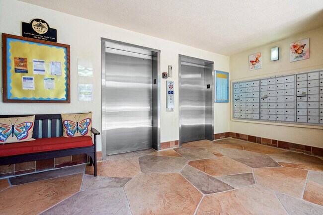 Building Photo - 7290 Kinghurst Dr