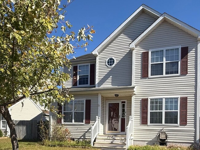 Primary Photo - Beautiful 4 Bedroom Home for Rent – Pet Fr...