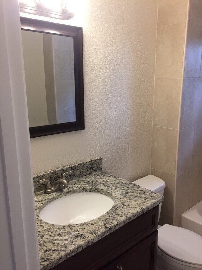 Building Photo - 3 Bedroom, 2 1/2 Bath Single Family Home W...