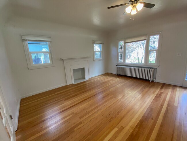 Building Photo - 2445 Custer Ave