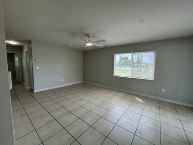 Building Photo - New Kitchen, Fresh Paint and a Large Screen in Lanai!