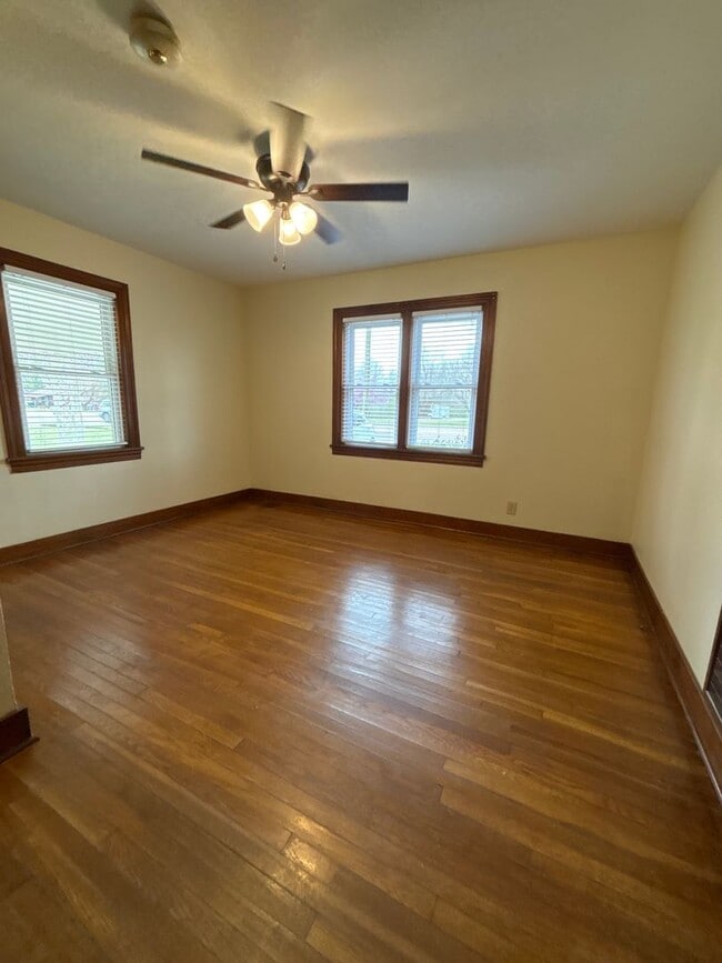 Building Photo - 4 Bedroom House / South Jackson