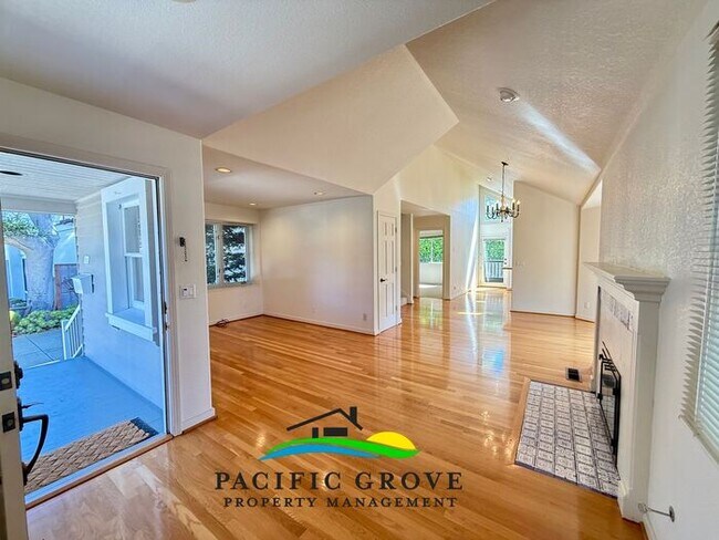 Building Photo - Updated 3 Bedroom in Pacific Grove!