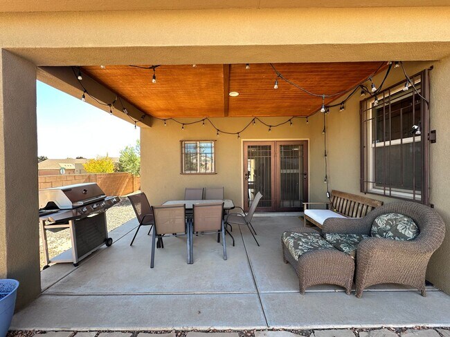 Building Photo - Available Dec 10th! 3bed 2bath