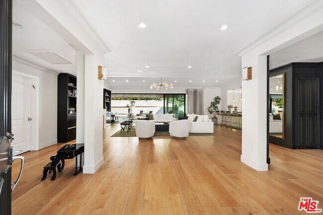 Building Photo - 2120 San Ysidro Dr