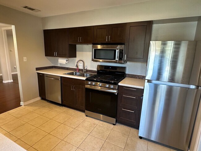 Building Photo - Bright 3-Bed, 2-Bath Lewisville Home with Spacious Fenced Yards